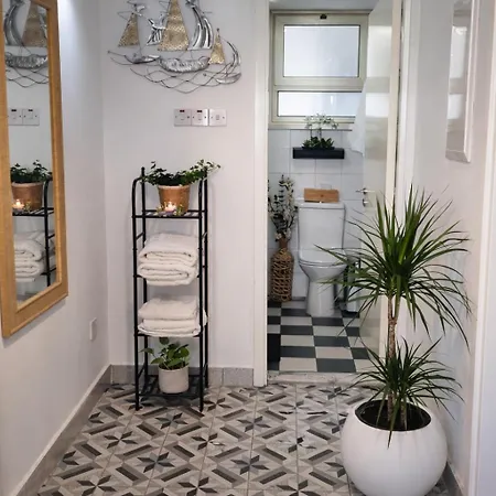 Clio House Stylish 2br Boutique Walk To *